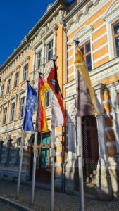 Flaggen vor dem Rathaus: Europa, Deutschland, Thüringen, Arnstadt