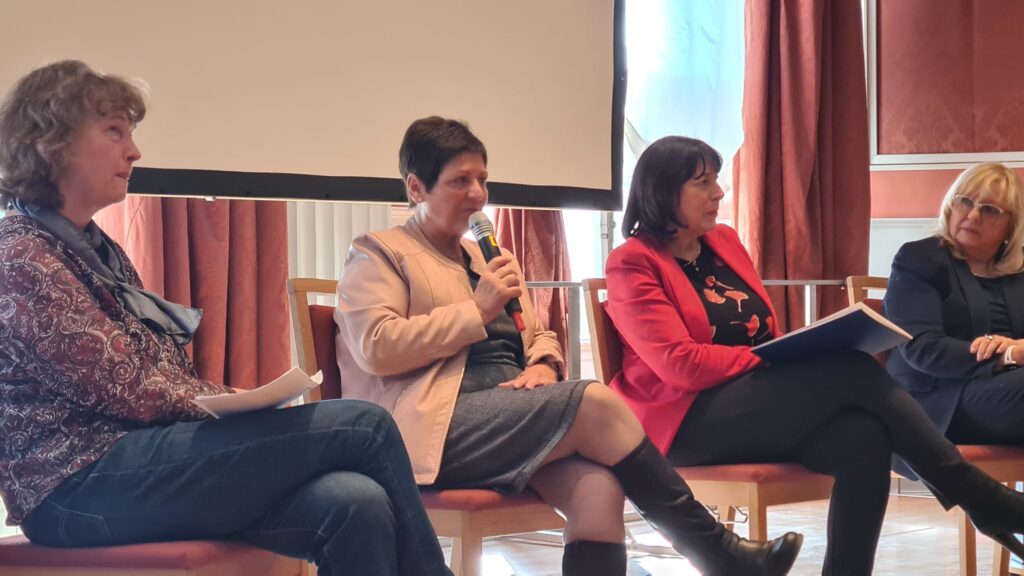Das Podium: Stadträtin Jeanette Schilling, Kreisvorsitzende Weißer Ring Viola Worsch, Europaabgeordnete Marion Walsmann, Stadträtin artina Lang