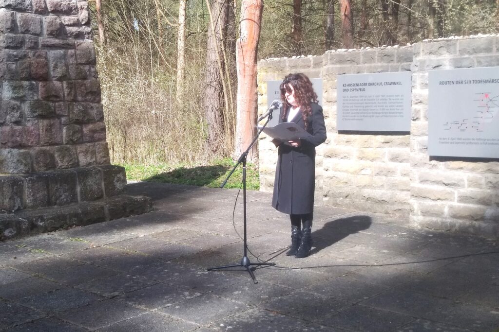 Landrätin Petra Enders spricht auf der GEdenkveranstaltung